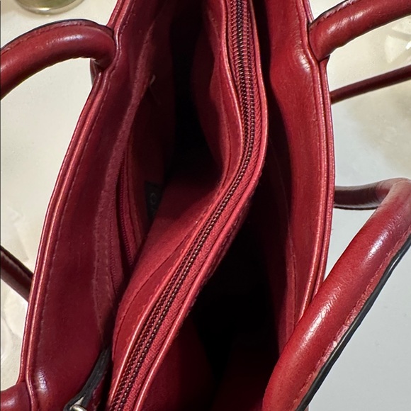 Elegant Red Leather Tote Bag - Picture 3 of 4